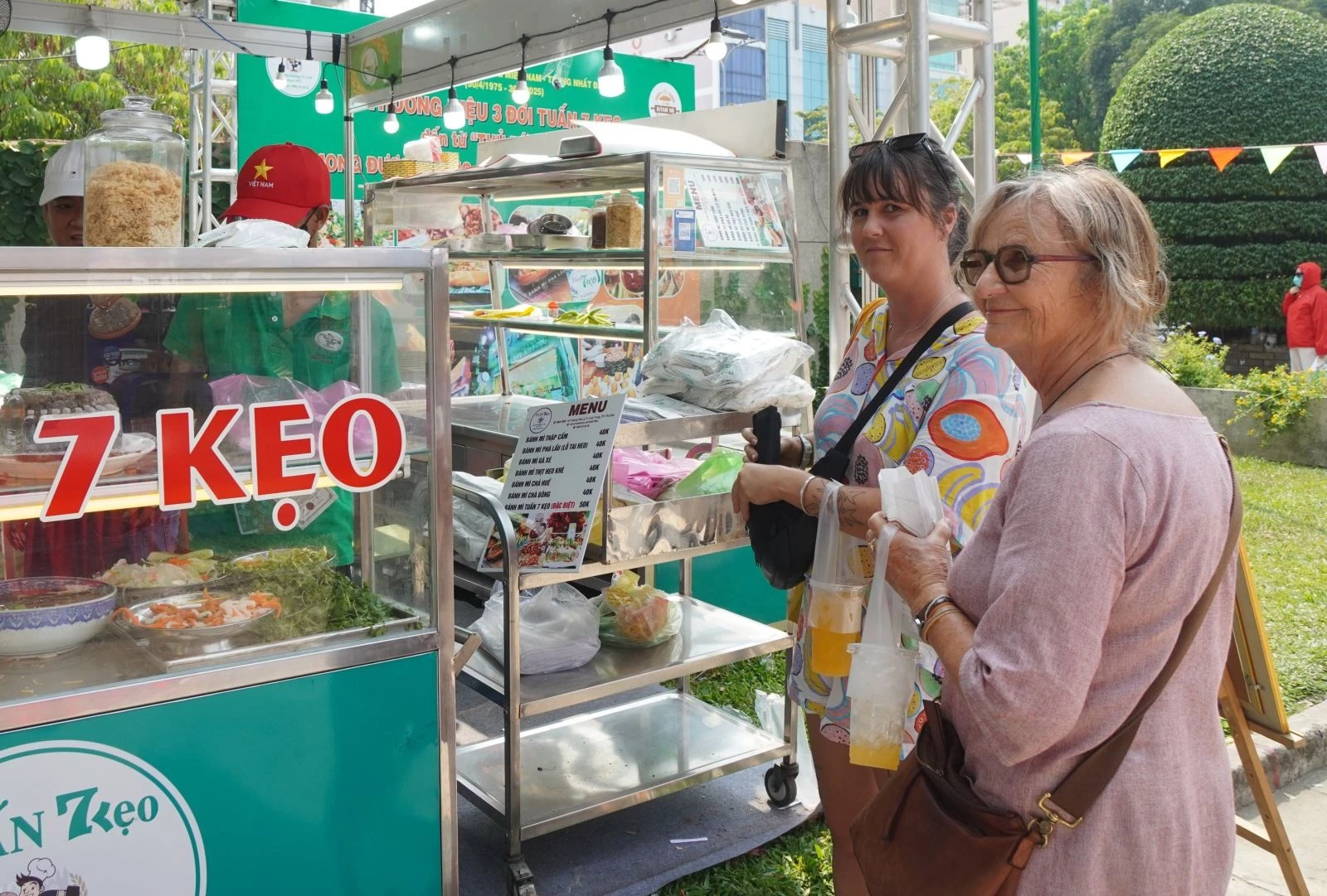 Du khách chờ mua bánh mì tại Lễ hội Bánh mì Việt Nam lần thứ 3.