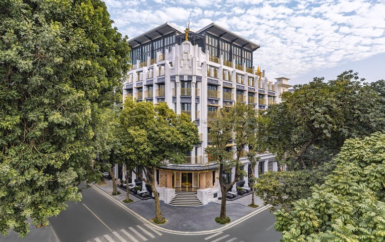 Capella Hanoi lần đầu lọt vào danh sách những khách sạn hàng đầu thế giới năm 2025 do Forbes Travel Guide bình chọn. Capella Hanoi lần đầu lọt vào danh sách những khách sạn hàng đầu thế giới năm 2025 do Forbes Travel Guide bình chọn.