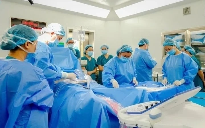 Các y bác sĩ Bệnh viện Từ Dũ và Bệnh viện Nhi đồng 1 thông tim cho thai nhi.