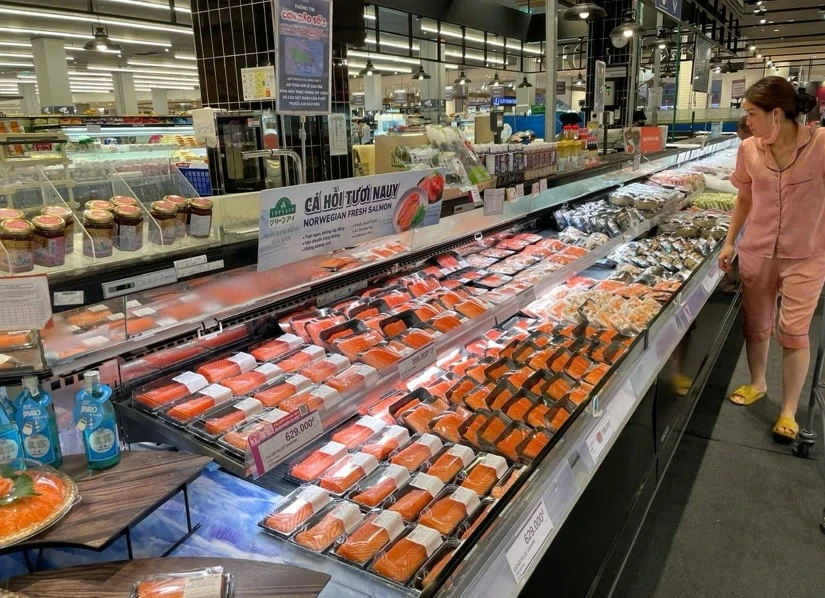 Chợ, siêu thị vùng bão vẫn mở cửa liên tục, hàng hóa, thực phẩm phong phú ảnh 2