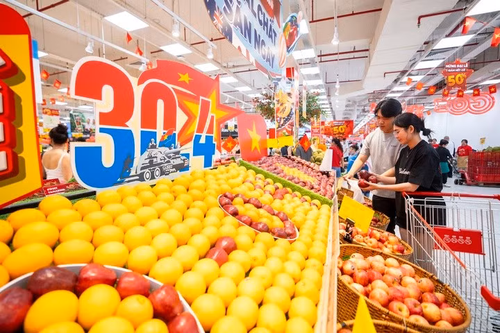 Khu vực bán trái cây của hệ thống Go! trang trí ấn tượng với phiên bản 30/4.