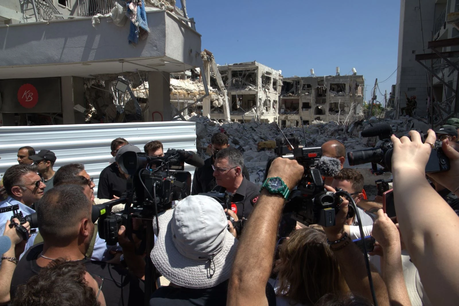 Ngoại trưởng Israel Gideon Saar trả lời câu hỏi của các phóng viên quốc tế tại hiện trường vụ tấn công.