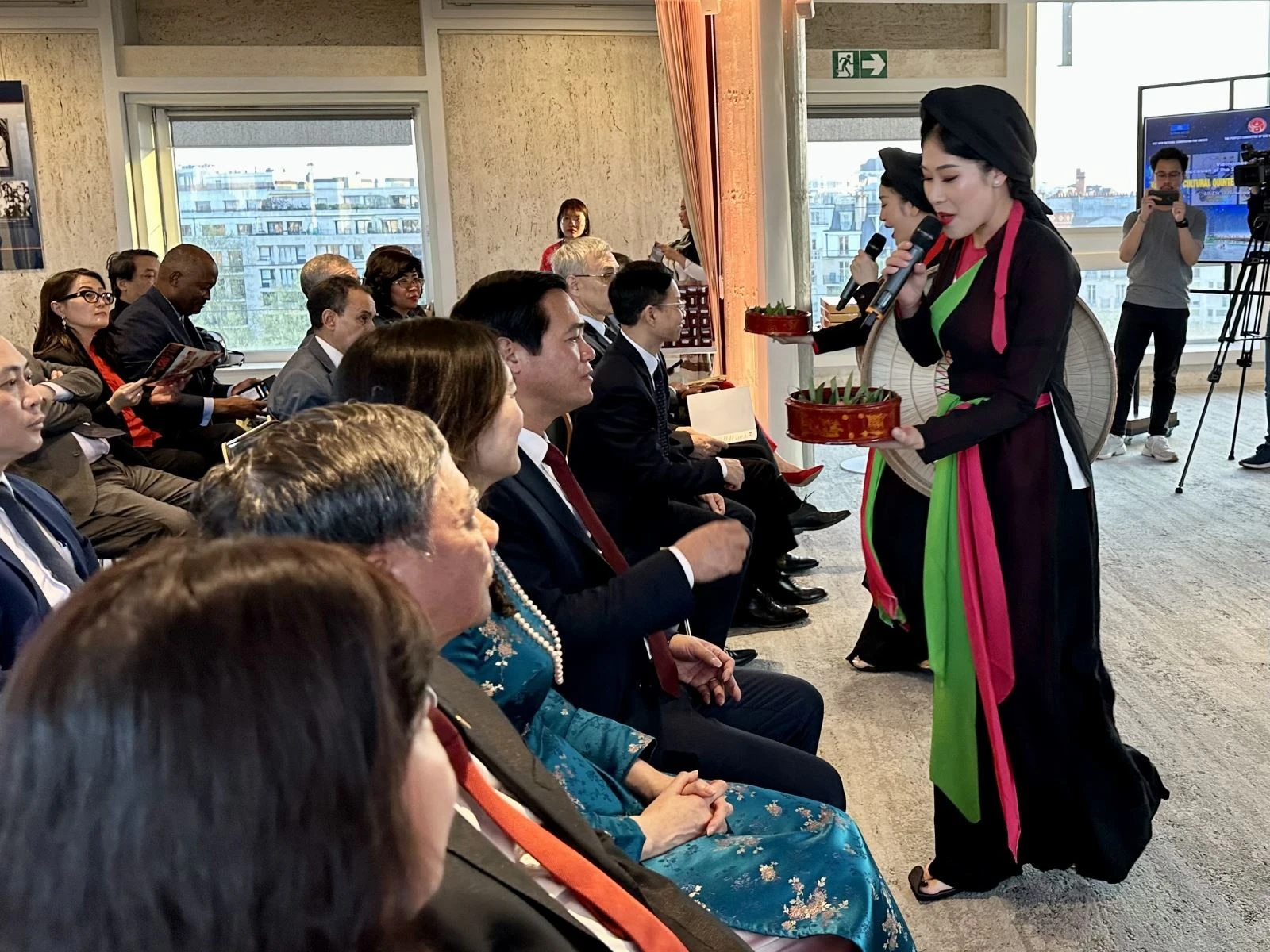 Đại diện lãnh đạo UNESCO và đông đảo bạn bè quốc tế từ Phái đoàn các nước lắng nghe những làn điệu quan họ mời trầu.