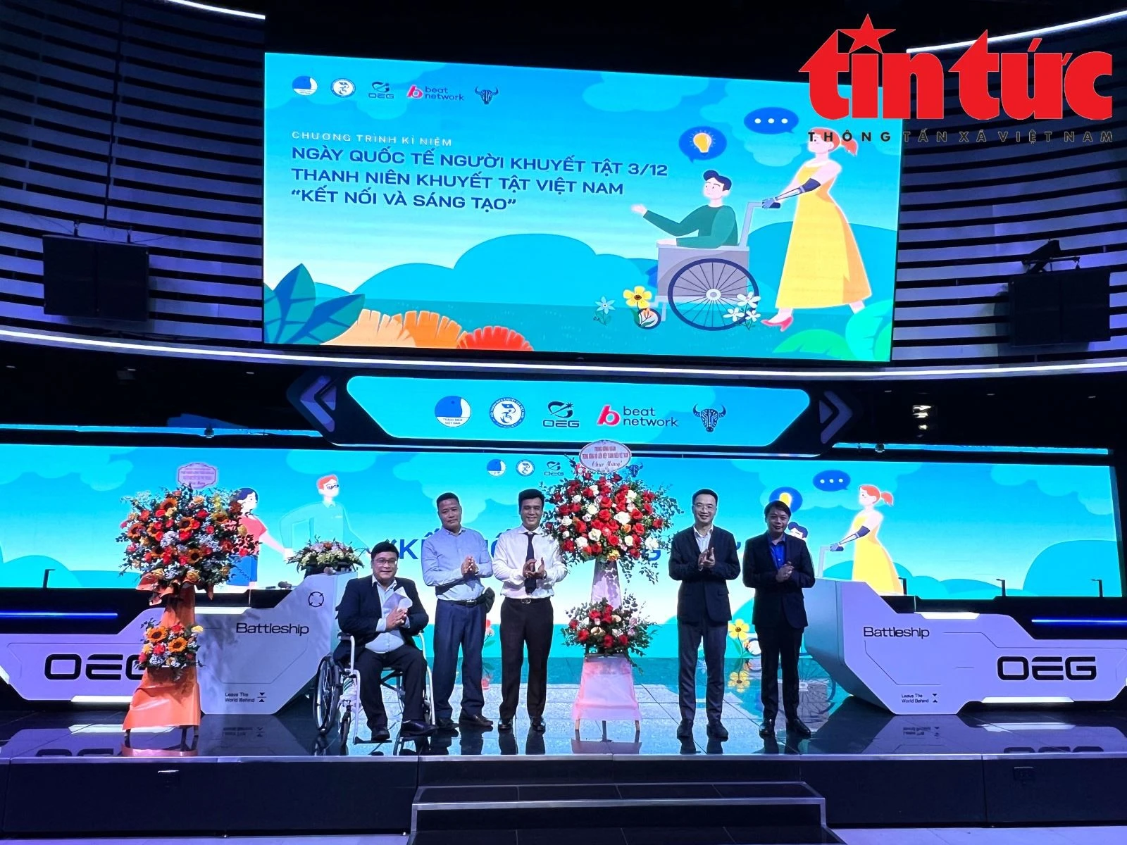 Lãnh đạo Trung ương Hội Liên hiệp Thanh niên Việt Nam tặng hoa chúc mừng Hội Thanh niên Khuyết tật Việt Nam.