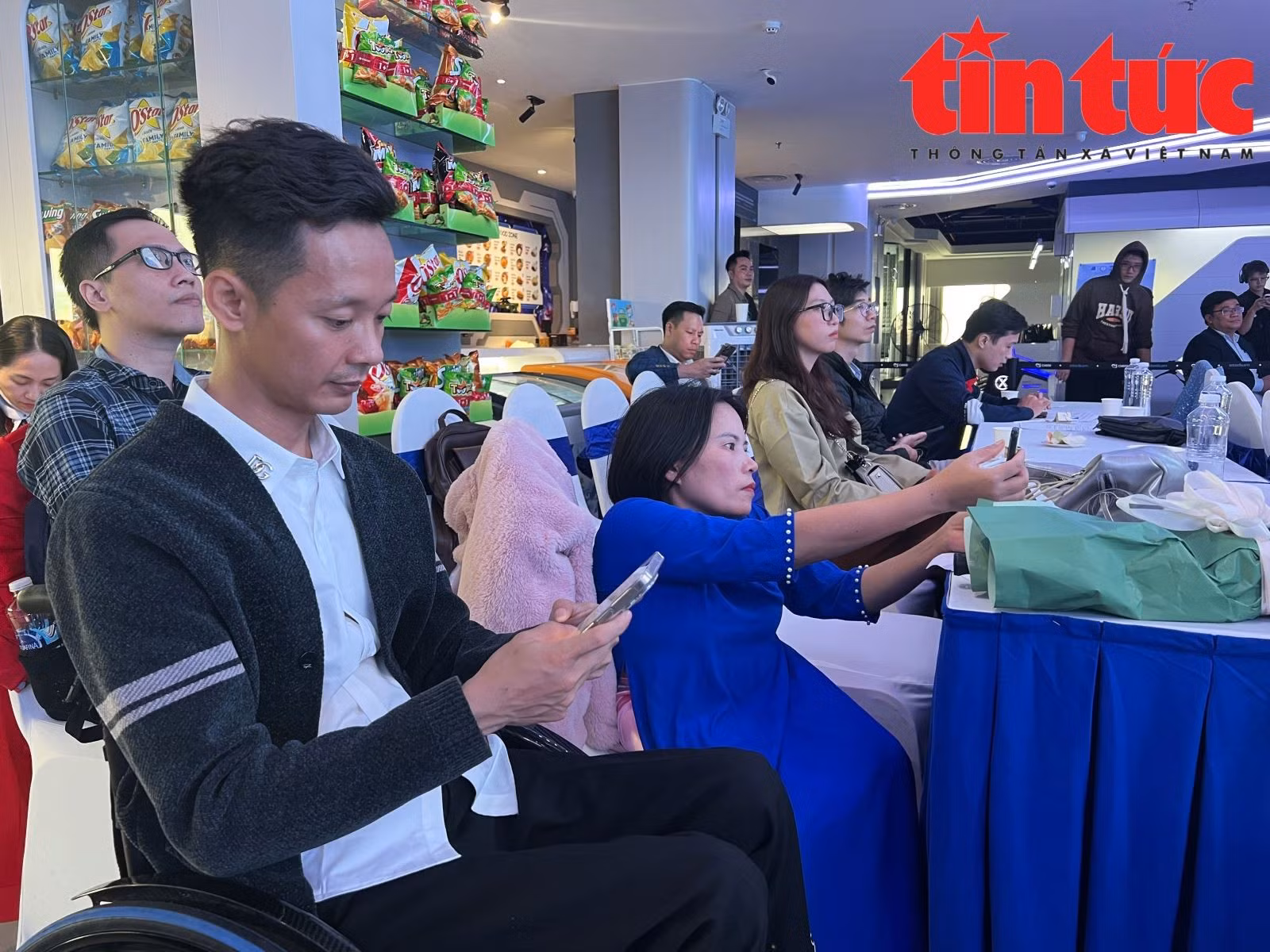 Thanh niên khuyết tật thực hành ứng dụng trí tuệ nhân tạo để sáng tạo nội dung số.