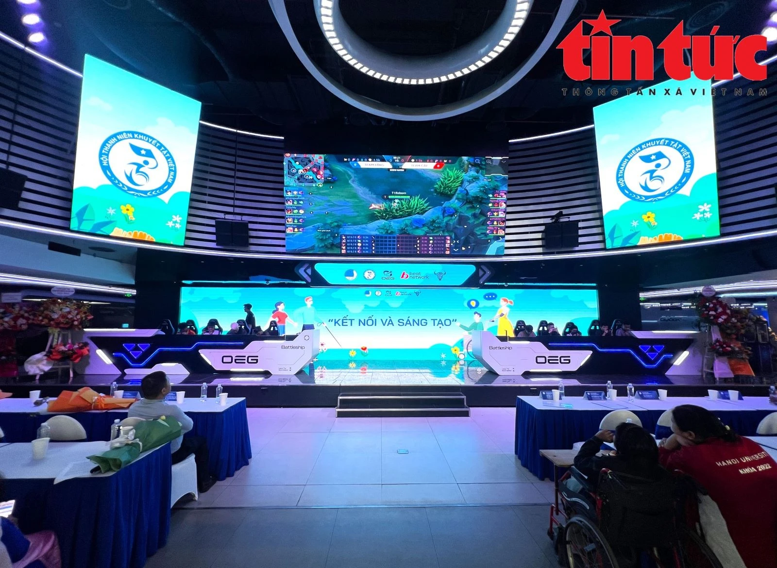 Các vận động viên khuyết tật giao lưu, tham gia thi đấu thể thao điện tử.