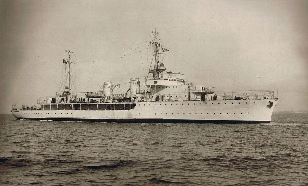 Chiến hạm Dumont D’Urville của Pháp từng đưa Chủ tịch Hồ Chí Minh cùng phái đoàn Việt Nam Dân chủ Cộng hòa về nước sau chuyến đàm phán tại Pháp.