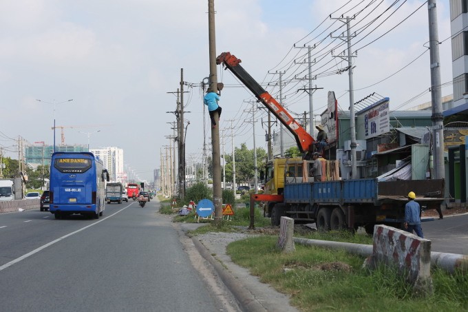 Công nhân di dời trụ điện trên Quốc lộ 13 phục vụ dự án Nâng cấp mở rộng đoạn qua TP Thuận An. Công nhân di dời trụ điện trên Quốc lộ 13 phục vụ dự án Nâng cấp mở rộng đoạn qua TP Thuận An.