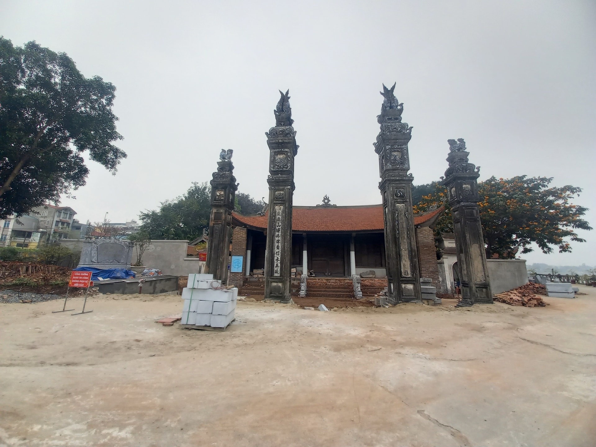 Những sai phạm trong quá trình tu bổ di tích đình Chèm ở Hà Nội đã được báo chí kịp thời phản ánh, qua đó ngăn chặn, giảm bớt nguy cơ xâm hại di tích. Những sai phạm trong quá trình tu bổ di tích đình Chèm ở Hà Nội đã được báo chí kịp thời phản ánh, qua đó ngăn chặn, giảm bớt nguy cơ xâm hại di tích.