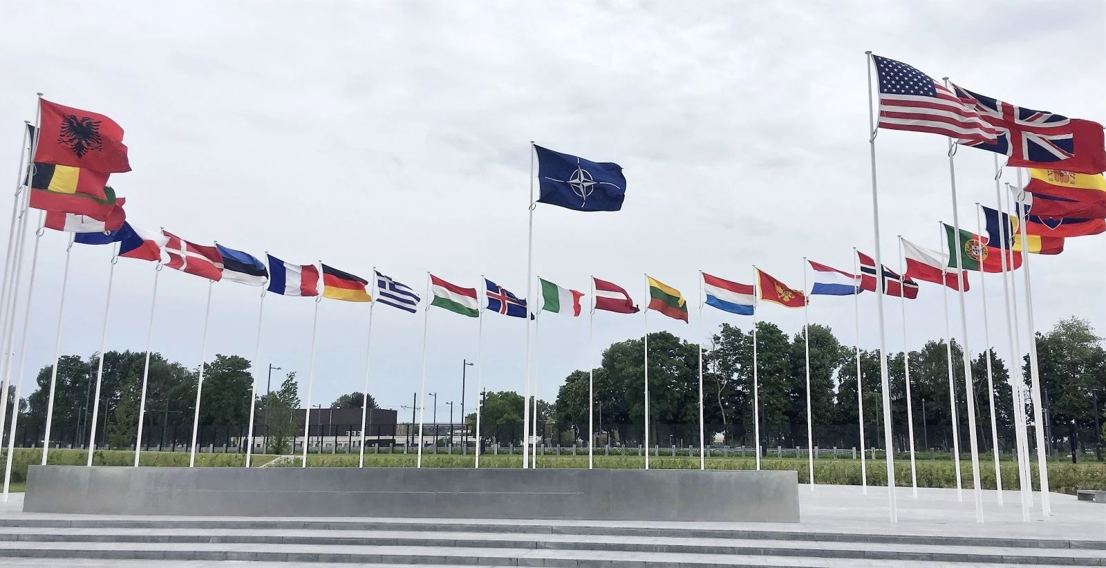 Cờ NATO và quốc kỳ các nước thành viên tại trụ sở NATO ở Brussels, Bỉ.