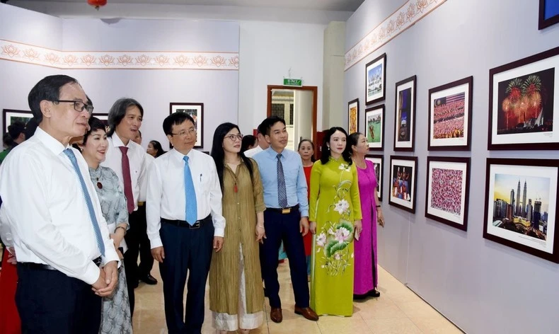 Hơn 200 tác phẩm trưng bày tại Triển lãm “Đất nước, con người ASEAN”.