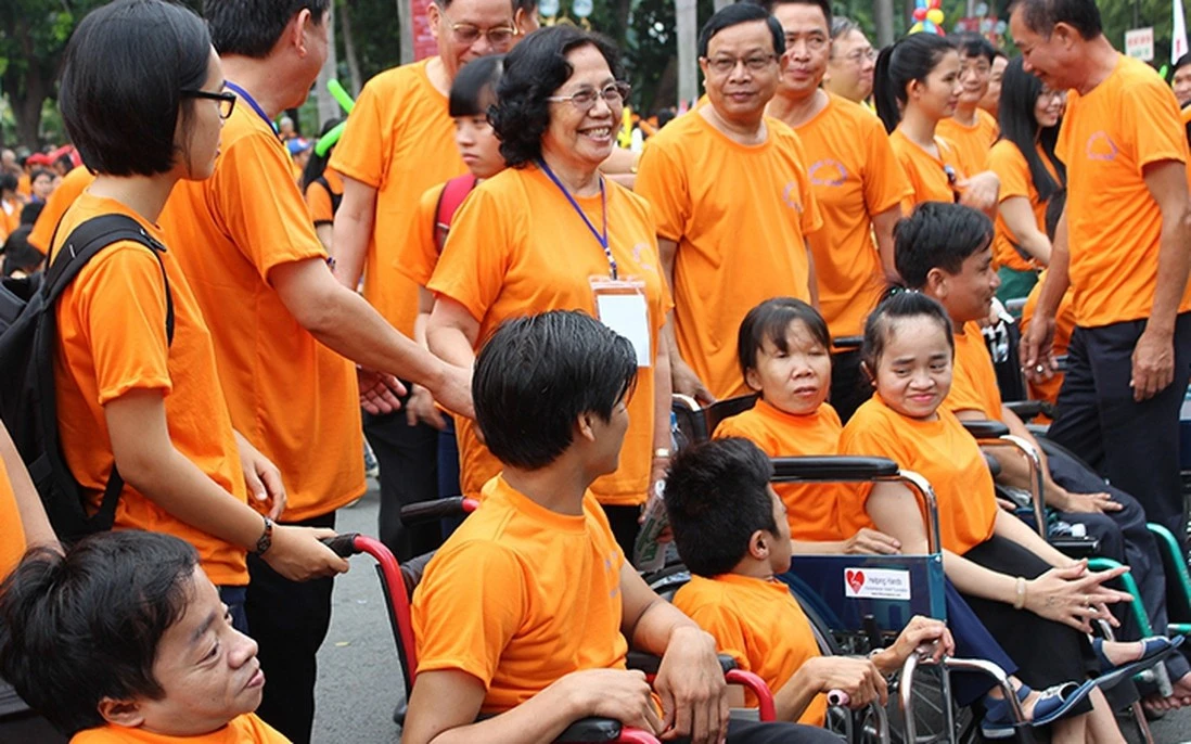 Giáo sư, bác sĩ Nguyễn Thị Ngọc Phượng (đứng giữa) trong một hoạt động vì nạn nhân chất độc da cam/dioxin.