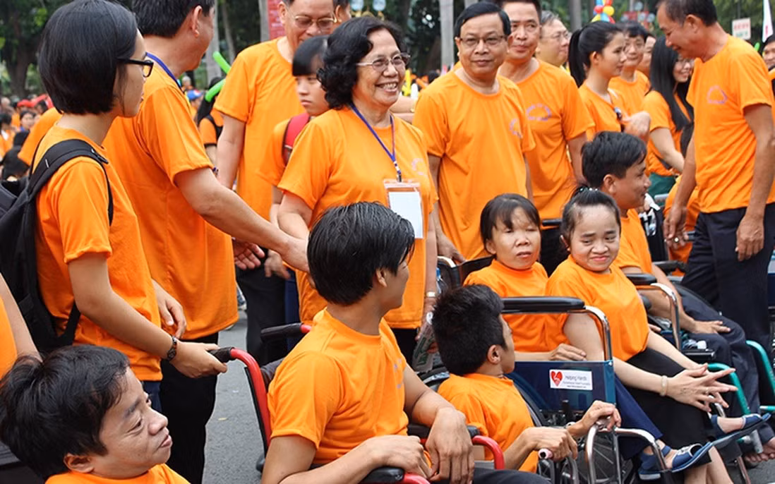 Giáo sư, bác sĩ Nguyễn Thị Ngọc Phượng (đứng giữa) trong một hoạt động vì nạn nhân chất độc da cam/dioxin.