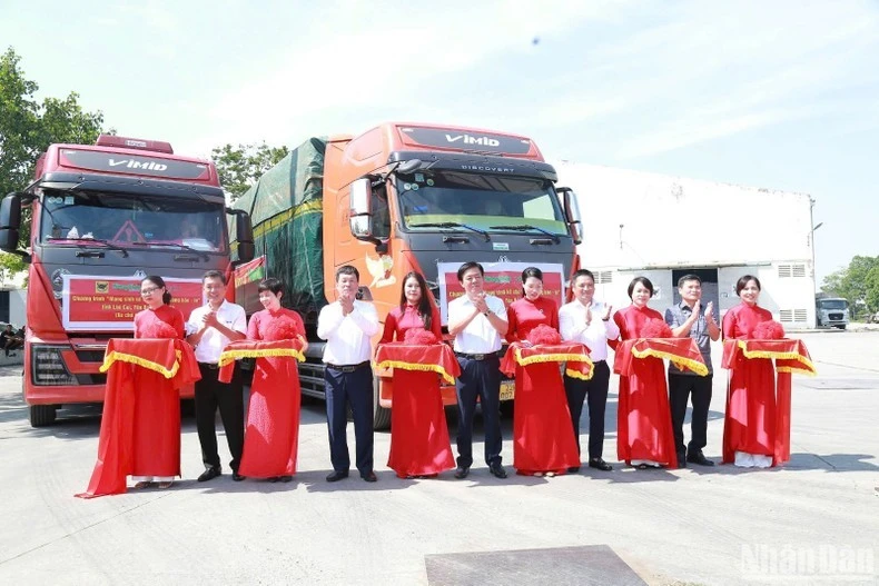 Cắt băng khởi động Chương trình "Mang sinh kế cho bà con vùng bão lũ tỉnh Yên Bái và Lào Cai".