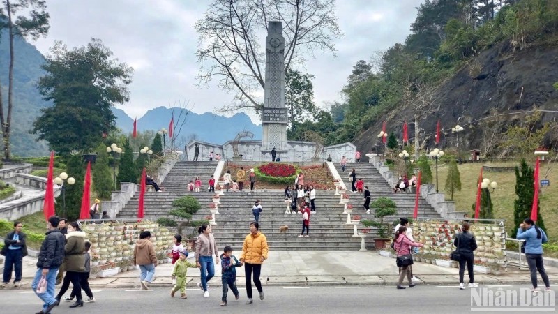 Đông đảo khách du lịch ghé thăm điểm đầu đường Hồ Chí Minh ở Pác Bó, tỉnh Cao Bằng dịp Tết Ất Tỵ 2025. Đông đảo khách du lịch ghé thăm điểm đầu đường Hồ Chí Minh ở Pác Bó, tỉnh Cao Bằng dịp Tết Ất Tỵ 2025.