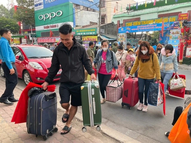 Đây là chuyến tàu Xuân đầu tiên trong dịp Tết Nguyên đán, xuất phát tại ga Dĩ An ( tỉnh Bình Dương) và kết thúc tại ga Vinh (tỉnh Nghệ An).