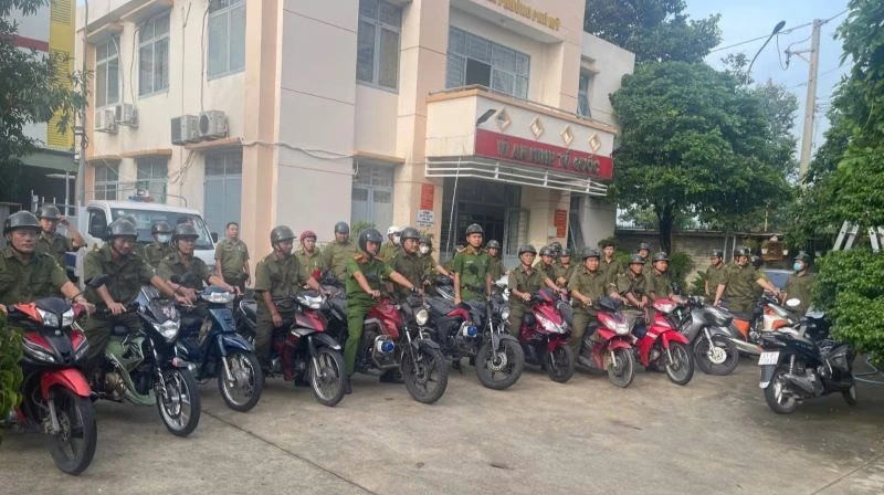 Các đơn vị thuộc lực lượng Công an tỉnh Bình Dương ra quân trấn áp tội phạm, bảo đảm an ninh trật tự dịp lễ.