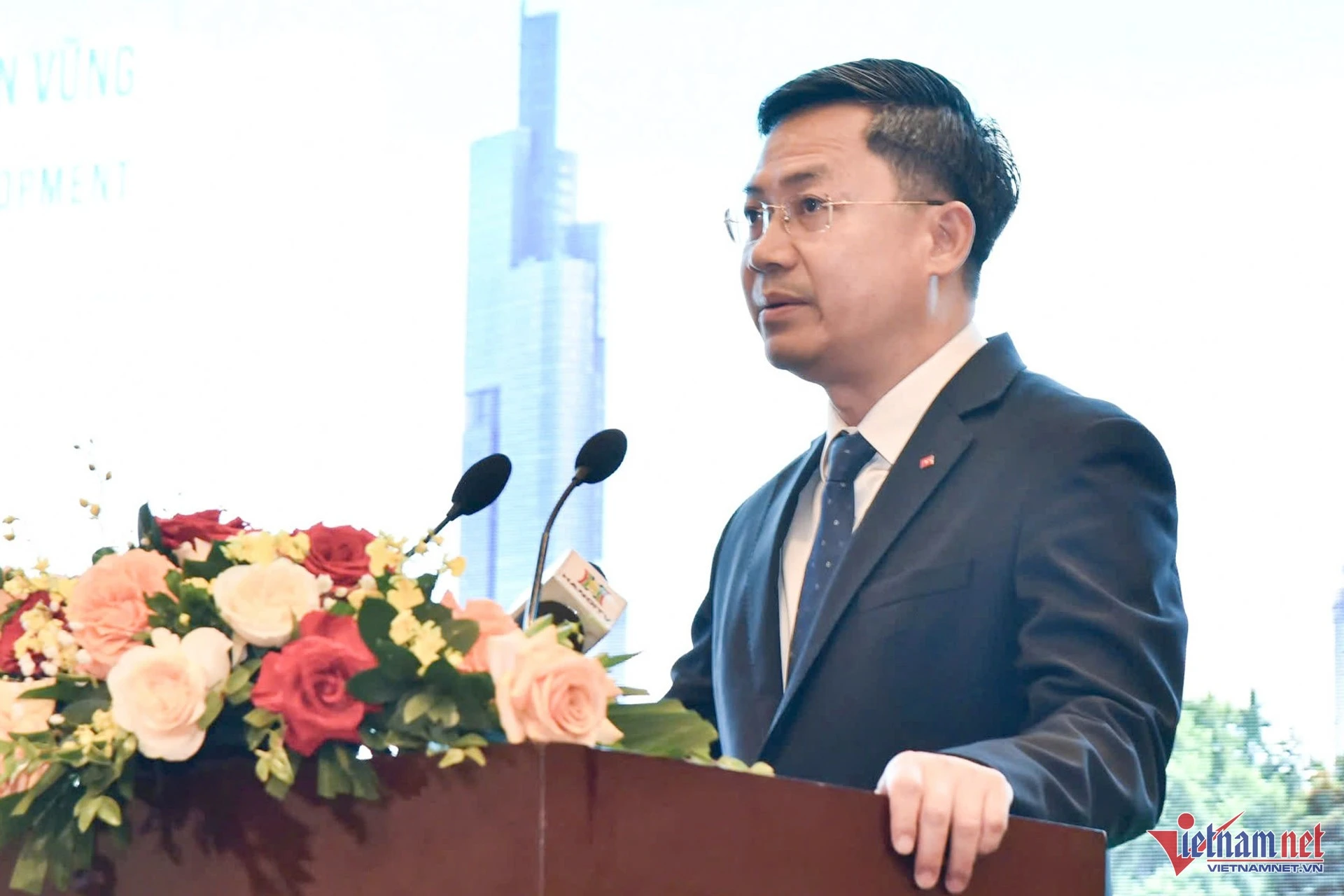 Phó Chủ tịch UBND TP Hà Nội Hà Minh Hải cho biết, Hà Nội sẽ nỗ lực, tiên phong trong chuyển đổi số, xây dựng “3 trụ cột 1 nền tảng” gồm chính quyền số, kinh tế số, xã hội số, với nền tảng là văn hoá và công dân số, an ninh an toàn trên không gian mạng.