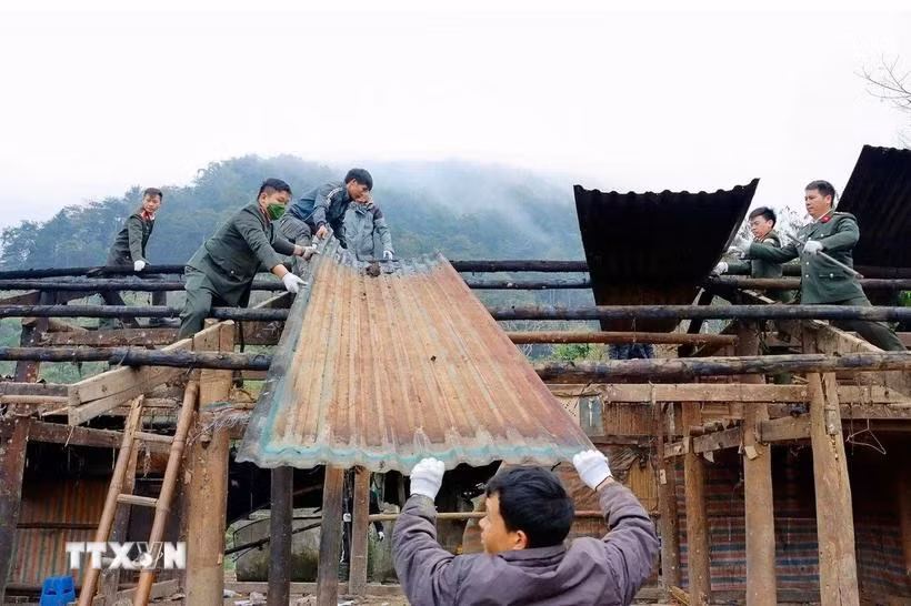 Cán bộ, chiến sỹ Công an tỉnh Lai Châu phối hợp với người dân chung tay xóa nhà tạm, nhà dột nát trên địa bàn.