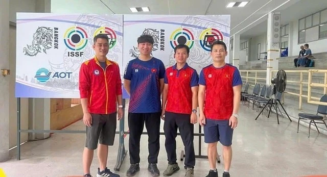 Hà Minh Thành, Phan Công Minh và Trần Công Hiếu (từ phải sang) giành Huy chương vàng 25m súng ngắn tiêu chuẩn đồng đội nam.