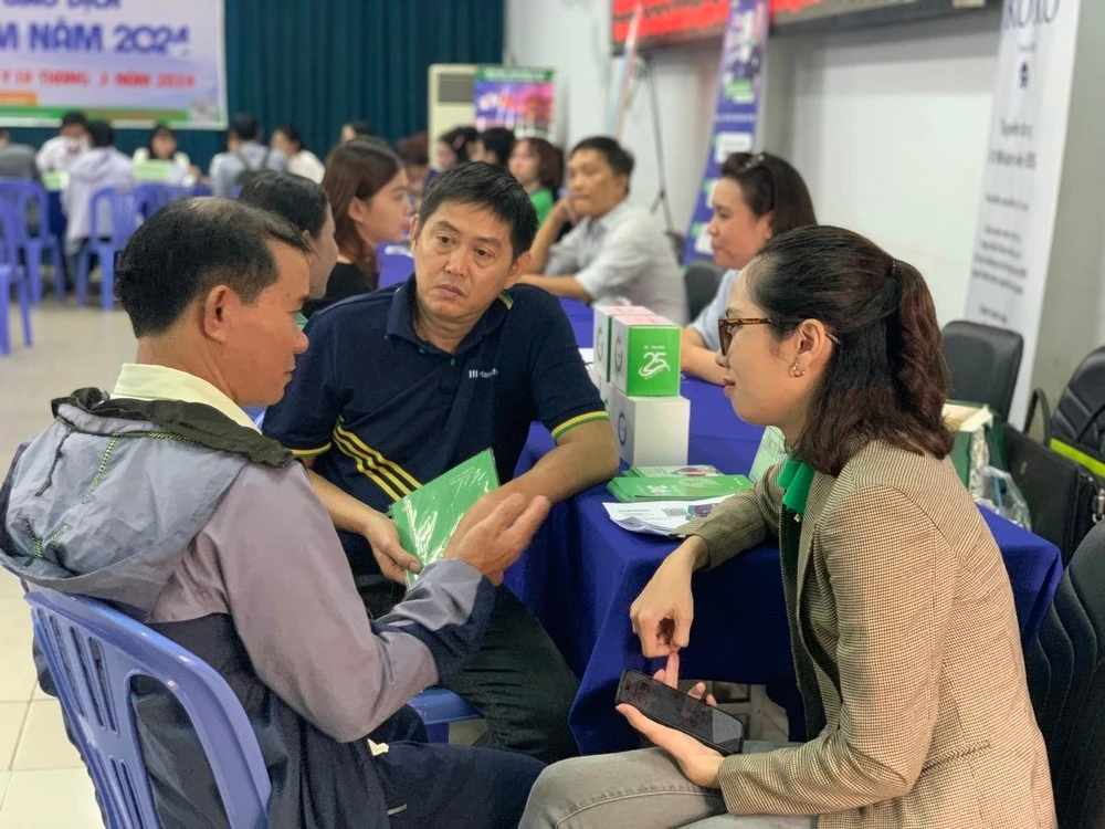 Người lao động đi tìm việc tại Trung tâm Dịch vụ việc làm TP.HCM. Ảnh minh họa