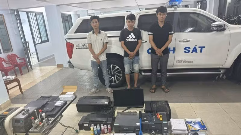 Các đối tượng Trương Khánh Duy, Trần Quang Tuấn và Huỳnh Phát Đạt (từ trái qua) được di lý từ Thành phố Hồ Chí Minh về Đà Nẵng để phục vụ công tác điều tra.