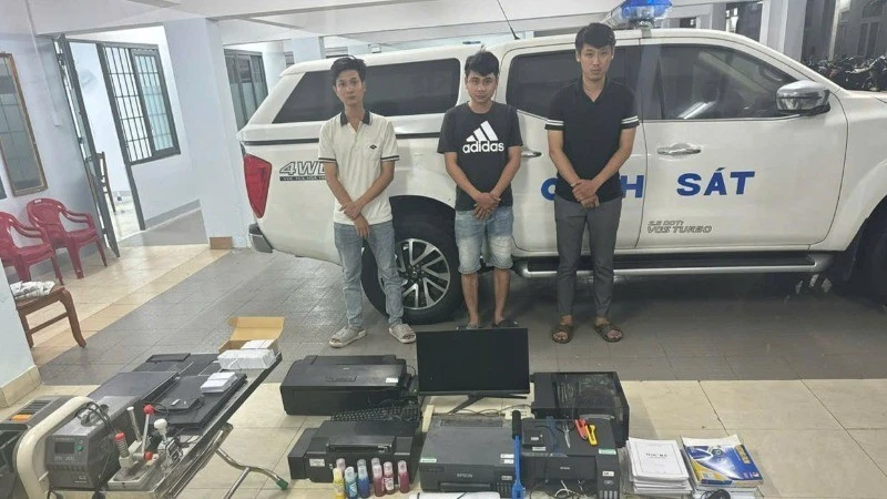 Các đối tượng Trương Khánh Duy, Trần Quang Tuấn và Huỳnh Phát Đạt (từ trái qua) được di lý từ Thành phố Hồ Chí Minh về Đà Nẵng để phục vụ công tác điều tra.