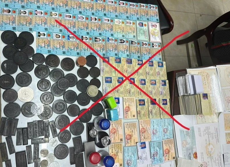 Các đối tượng đã sản xuất, mua bán hàng ngàn văn bằng, chứng chỉ, giấy tờ, thậm chí cả căn cước công dân, hộ chiếu, bằng lái xe… giả giống với “hàng thật” lên đến 99,9%.