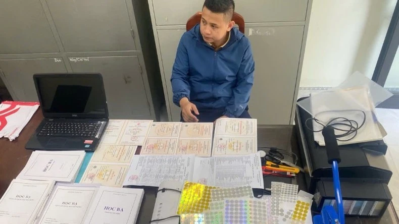 Đinh Hồng Hải cùng tang vật tại thời điểm bị bắt giữ.