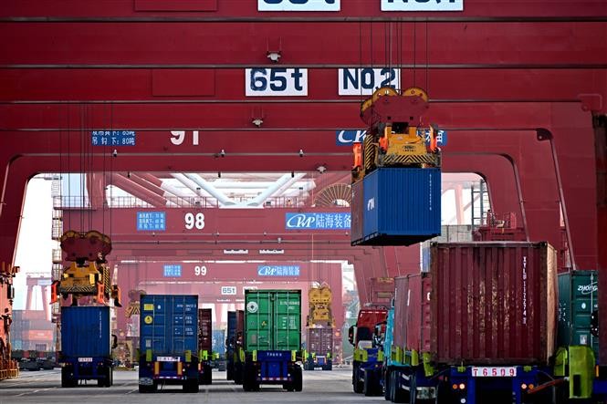 Quang cảnh cảng hàng hóa tại Thanh Đảo, tỉnh Sơn Đông, Trung Quốc. Quang cảnh cảng hàng hóa tại Thanh Đảo, tỉnh Sơn Đông, Trung Quốc.