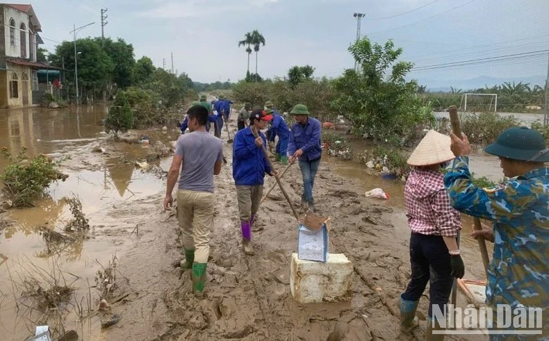 Các đơn vị ngành đường sắt đang tích cực sửa chữa, khôi phục hư hỏng trên tuyến đường sắt tại Yên Bái, Lào Cai.