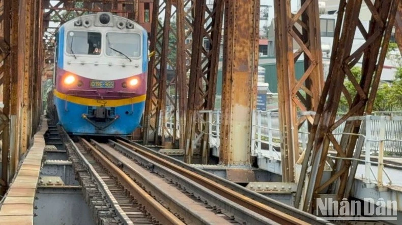 Cơ quan chức năng và ngành đường sắt tiến hành thử tải cầu Long Biên.