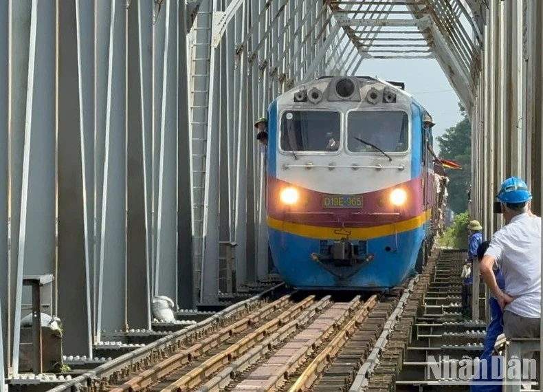 Khoảng 10 giờ 30 phút, các cơ quan chức năng đã hoàn thành thử tải cầu Đuống, cho kết quả an toàn, đủ điều kiện chạy tàu trở lại.