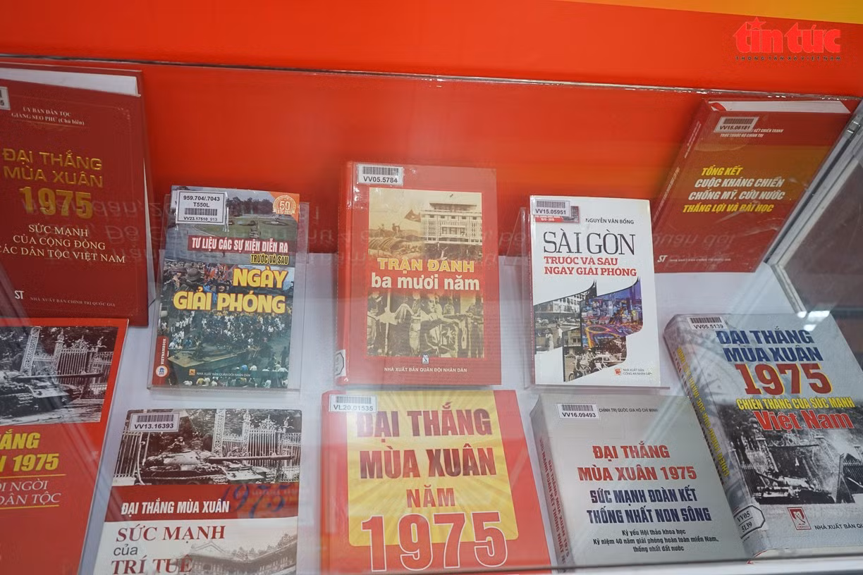 Những cuốn sách lịch sử đang được trưng bày tại Thư viện Quốc gia Việt Nam.