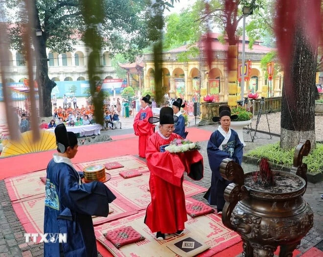 Tiến phẩm, dâng hương lên các vị tiên đế trong Ngày Tết Đoan ngọ ở Hoàng Thành Thăng Long.