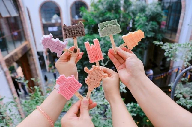 Thưởng thức những que kem tạo hình địa danh Hà Nội độc đáo.