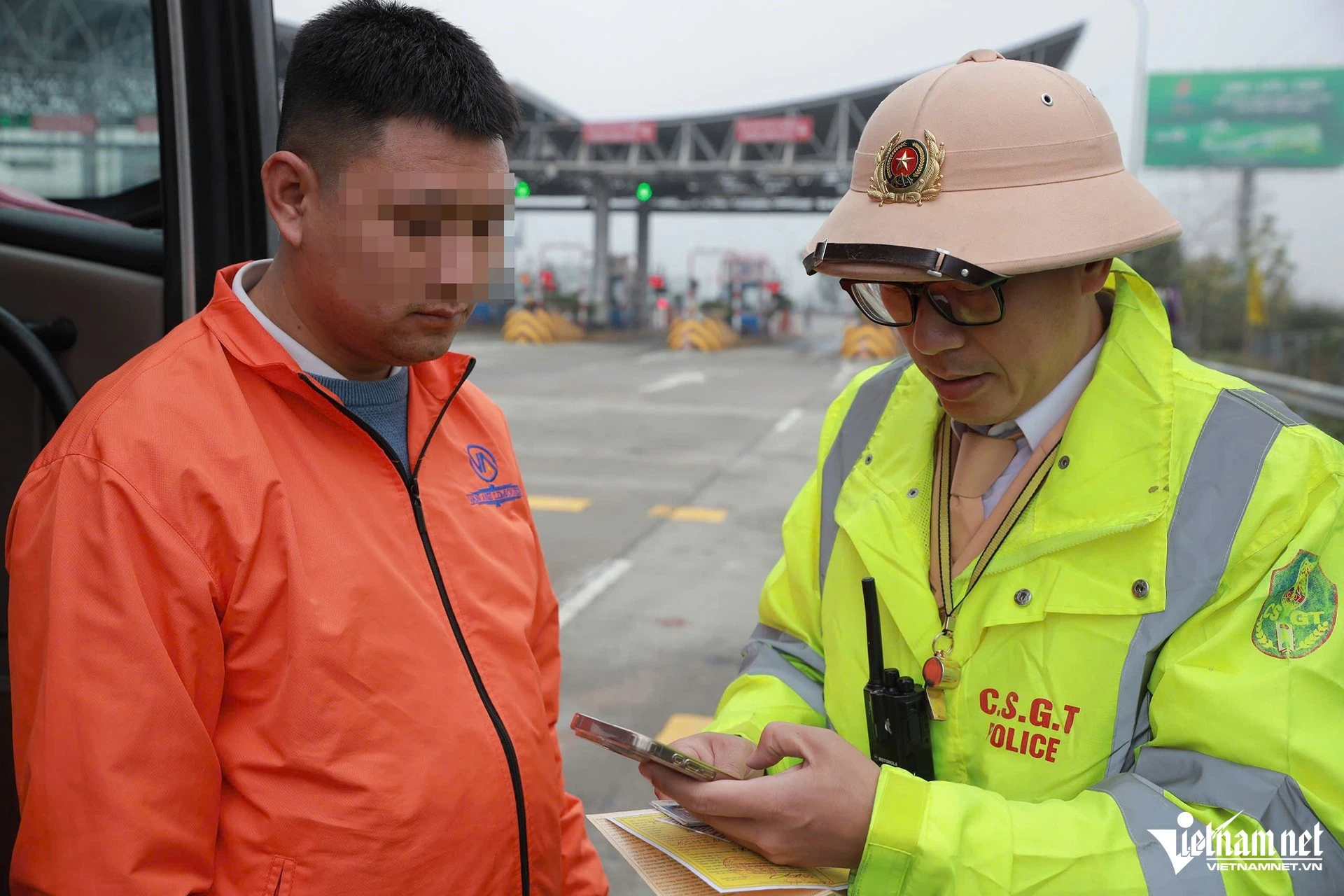 CSGT kiểm tra giấy phép lái xe của tài xế thông qua VNeID.