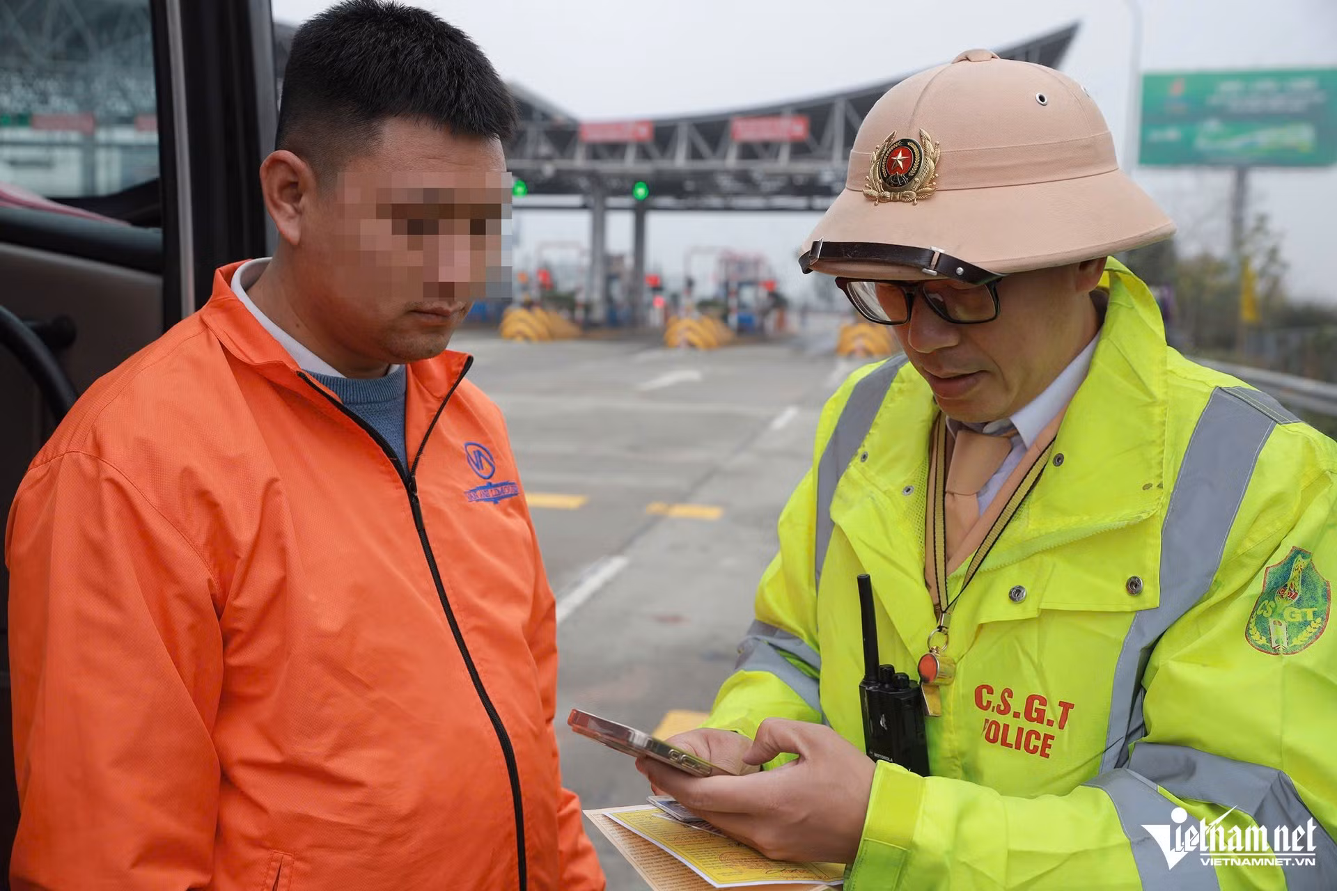 CSGT kiểm tra giấy phép lái xe của tài xế thông qua VNeID.