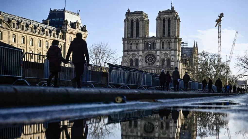 Mỗi năm, Nhà thờ Đức Bà Paris sẽ thu hút từ 12-14 triệu du khách trên toàn thế giới ghé thăm. Mỗi năm, Nhà thờ Đức Bà Paris sẽ thu hút từ 12-14 triệu du khách trên toàn thế giới ghé thăm.