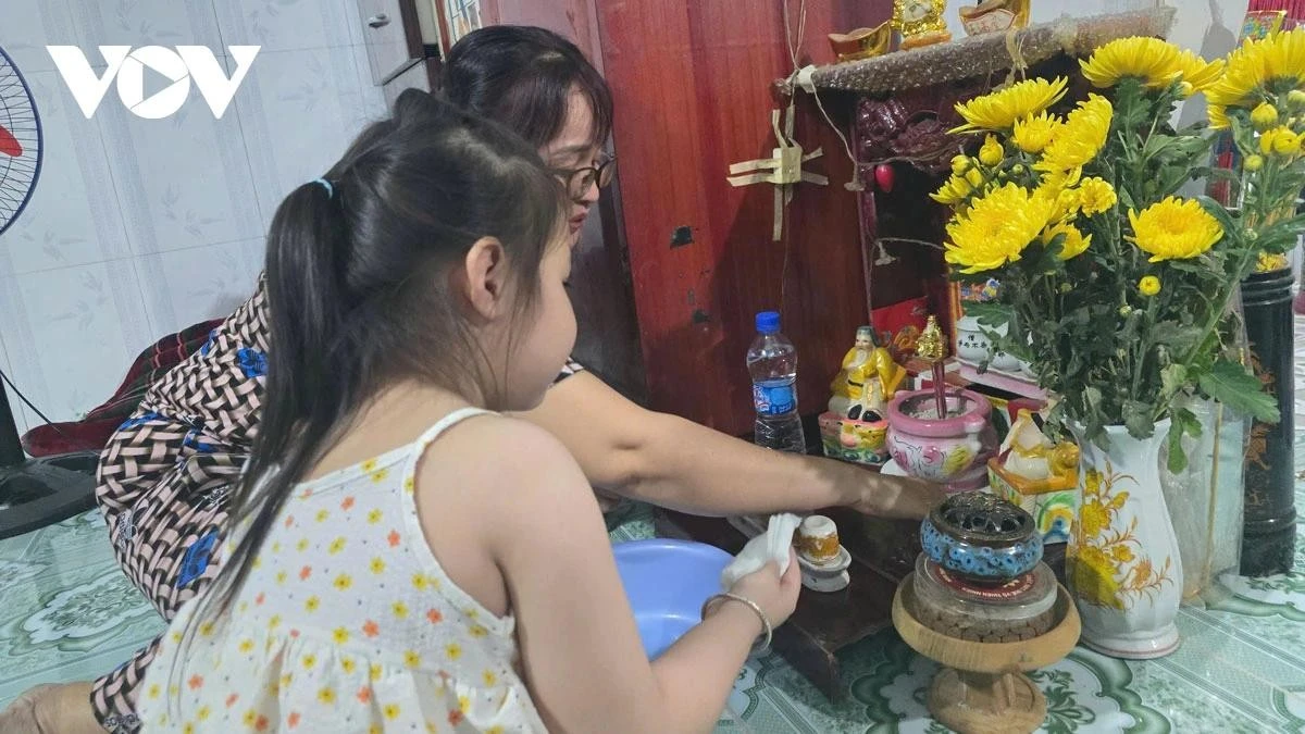 Chị Trần Hoàng Nhung, công nhân ở KCN Sóng Thần, cùng con gái dọn dẹp phòng trọ đón tết ở Bình Dương.