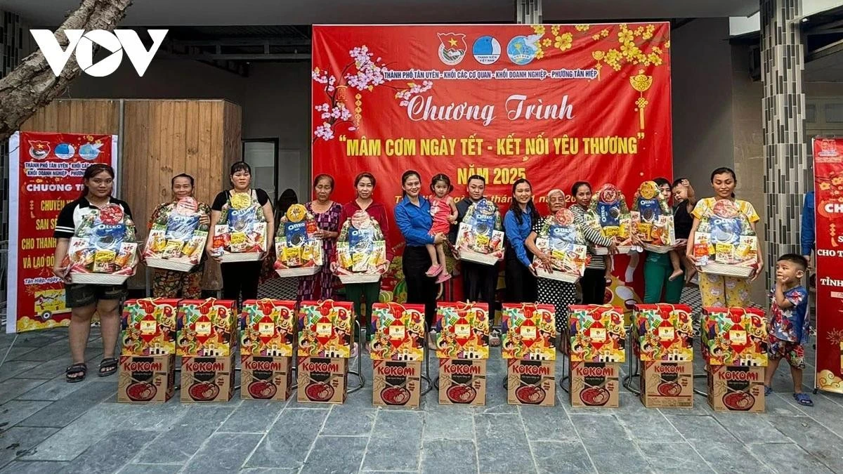 Công nhân khó khăn được Tỉnh đoàn tặng những phần quà tết thiết thực.