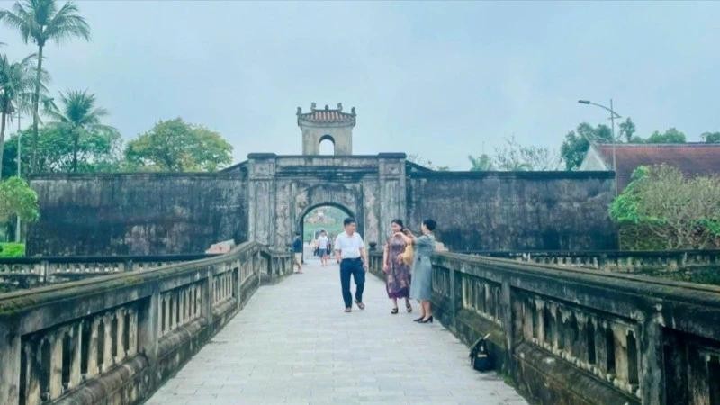 Du khách tham quan di tích Thành cổ Quảng Trị. Du khách tham quan di tích Thành cổ Quảng Trị.