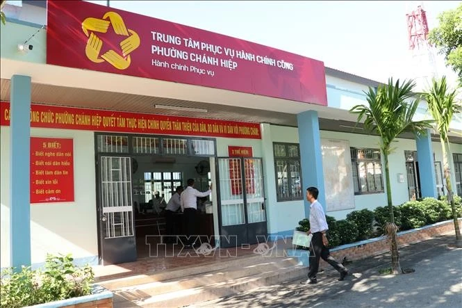 Người dân đến làm thủ tục hành chính ngày đầu vận hành thử tại phường Chánh Hiệp (phường mới), thành phố Thủ Dầu Một.