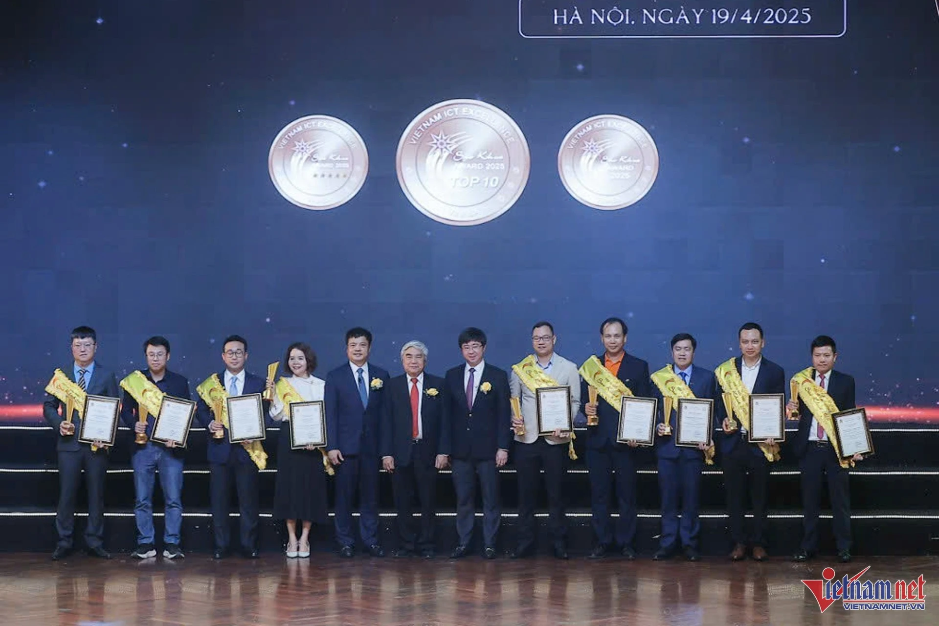 Thứ trưởng Bộ KH&amp;CN Bùi Hoàng Phương, nguyên Bộ trưởng Bộ KH&amp;CN Nguyễn Quân và Chủ tịch VINASA Nguyễn Văn Khoa trao giải cho các doanh nghiệp được vinh danh ở hạng mục "Top 10 Sao Khuê 2025".