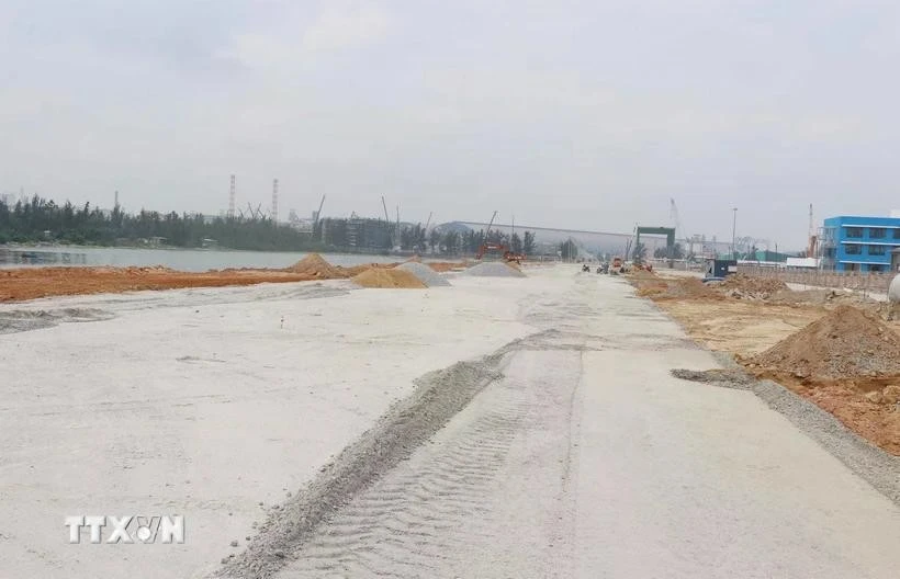 Dự án đường trục liên cảng Dung Quất 1 thuộc địa phận xã Bình Thạnh, huyện Bình Sơn sau nhiều năm thi công vẫn dở dang.