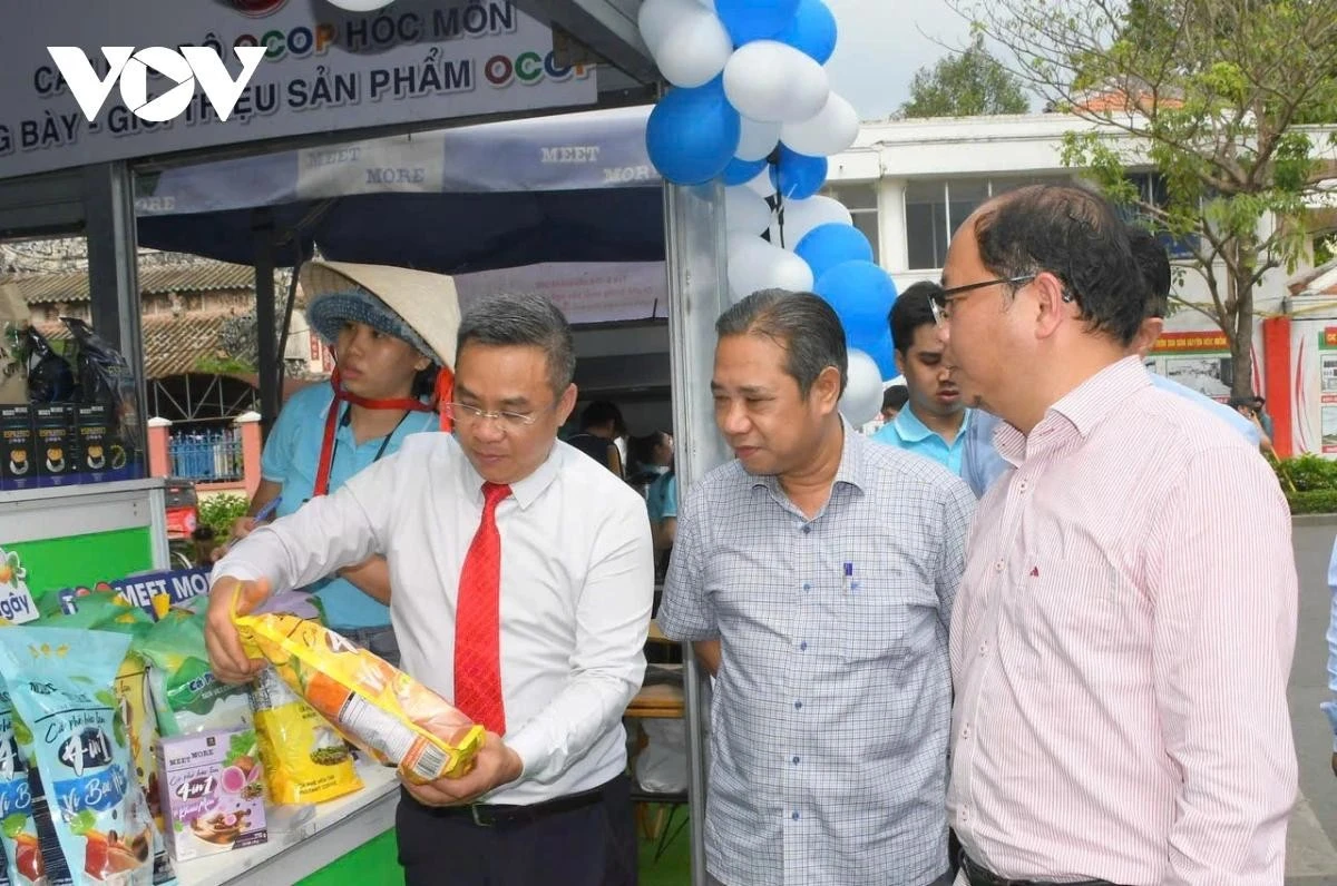 Ông Nguyễn Ngọc Luận - Giám đốc Meetmore giới thiệu các sản phẩm đạt OCOP.