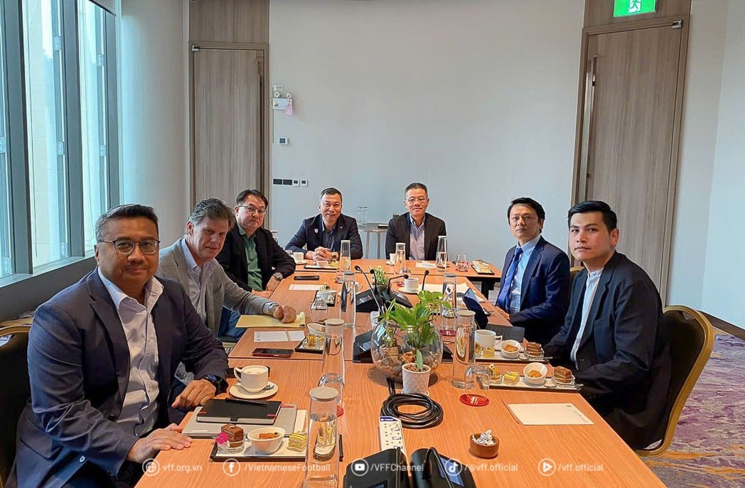 Chủ tịch Liên đoàn Bóng đá Việt Nam (VFF) Trần Quốc Tuấn (thứ tư bên trái) chủ trì cuộc họp trên cương vị Trưởng Ban thi đấu AFF. Chủ tịch Liên đoàn Bóng đá Việt Nam (VFF) Trần Quốc Tuấn (thứ tư bên trái) chủ trì cuộc họp trên cương vị Trưởng Ban thi đấu AFF.