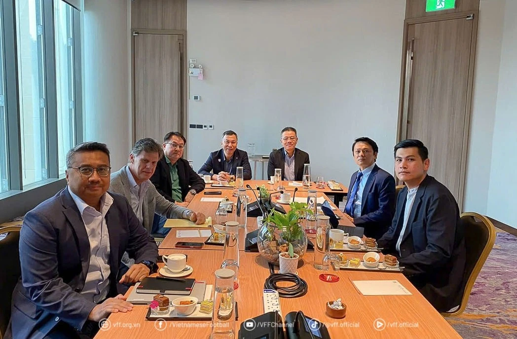 Chủ tịch Liên đoàn Bóng đá Việt Nam (VFF) Trần Quốc Tuấn (thứ tư bên trái) chủ trì cuộc họp trên cương vị Trưởng Ban thi đấu AFF.