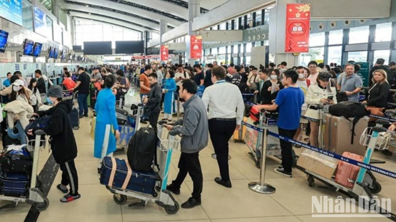 Hành khách nhộn nhịp tại Cảng hàng không quốc tế Nội Bài dịp nghỉ lễ 30/4 - 1/5 năm 2024.