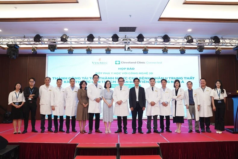 Ê-kíp các y, bác sĩ và nhân viên y tế chúc mừng thành công của ca phẫu thuật.